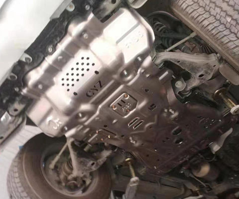 Standart araba gövde parçaları alt koruma plağı Toyota Fortuner için gövde altı motor zırhı