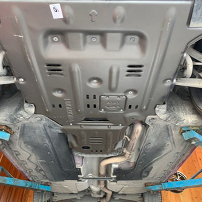 Gri Alfa Romeo Giulia Kayma Plağı Motor Koruyucu Şanzıman Vücut Altı Koruma Zırhı