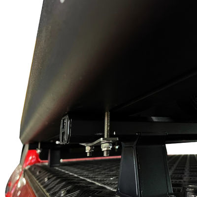 Araç çatısı rafına monte edilmiş 30L su tankı ve kaynak tekniği ile off road karavan duş