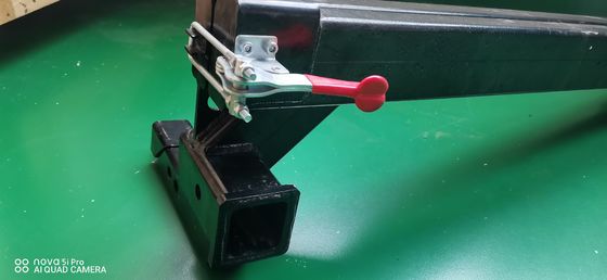 Custom Metal Fabrication tarafından tasarlanan ve üretilen off-road siyah yedek tekerlek taşıyıcısı