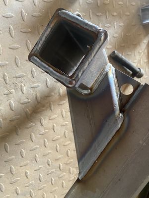 Custom Metal Fabrication tarafından tasarlanan ve üretilen off-road siyah yedek tekerlek taşıyıcısı