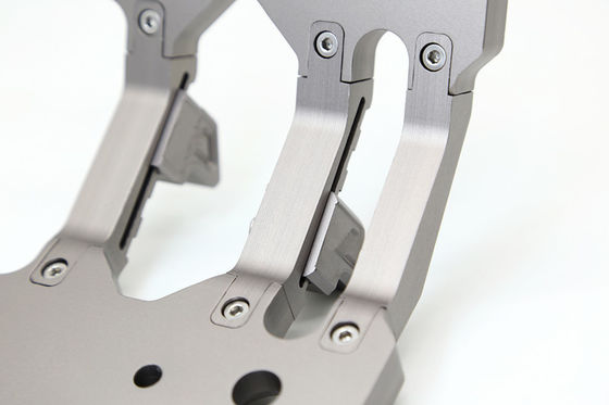 Büyük Duvar Tankı 300'e JEEP-Uyumlu Brackets ile verimli olarak monte edilen ışık armatürleri