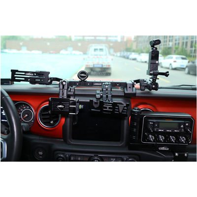 Jeep Wrangler Telefon GoPro CB Mikrofon ve Geometrik Tasarımlı DSLR Kamera Sahibi