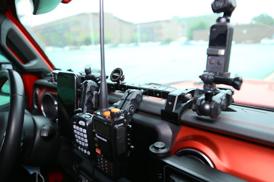 Jeep Wrangler Telefon GoPro CB Mikrofon ve Geometrik Tasarımlı DSLR Kamera Sahibi