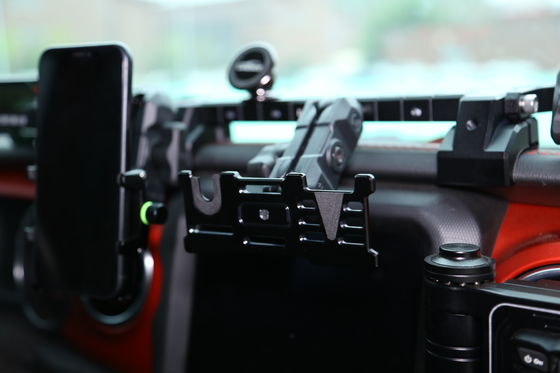 Jeep Wrangler Telefon GoPro CB Mikrofon ve Geometrik Tasarımlı DSLR Kamera Sahibi
