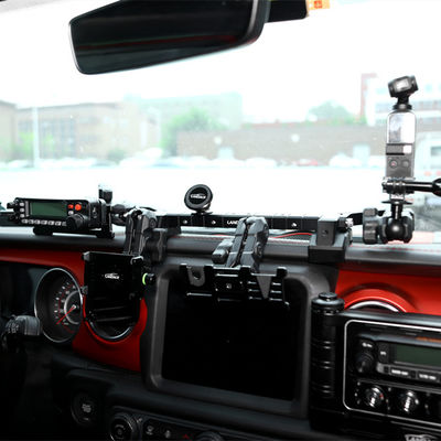 Jeep Wrangler Telefon GoPro CB Mikrofon ve Geometrik Tasarımlı DSLR Kamera Sahibi